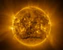 Cette grande image a été assemblée à partir d'images prises entre 13 h 06 et 17 h 31 UTC (14 h 06-18 h 31 CET) le 9 mars 2025 par l'imageur ultraviolet extrême de Solar Orbiter, à une longueur d'onde de 17,4 nanomètres. Solar Orbiter observait le Soleil depuis une latitude de 11,4° sous l'équateur, à une distance d'environ 77 millions de kilomètres. L'image finale mesure 12 544 x 12 544 pixels, soit 6 171,6 x 6 171,6 secondes d'arc, soit 2 325,5 x 2 325,5 millions de km. Le Soleil, d'un diamètre de 1,4 million de km, mesure environ 7 505 pixels et 3 692,6 secondes d'arc. Le Soleil ressemble à une sphère jaune chaud dont la surface est recouverte d'une chevelure hirsute et brillante. La lueur jaune s'étend jusqu'aux bords de l'image, certaines zones étant plus lumineuses que d'autres. De nombreux arcs jaune vif se détachent d'une large bande autour de l'équateur solaire. Une zone plus sombre se détache sur une ligne à peu près horizontale près du pôle Sud. Les arcs lumineux et quelques particules plus sombres sont également visibles sur les bords du Soleil. © ESA &amp; Nasa, Solar Orbiter, EUI Team, E. Kraaikamp (ROB) 